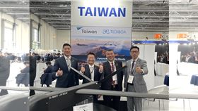 錦明實業轉型無人機系統整合商（SI），2026年首季國防訂單已交付。公司規劃2026年建立實績、2027年擴大規模、2028年全球布局，透過AI辨識與抗干擾傳輸技術，攜手美日歐夥伴，搶攻全球國防與長航時偵察商機。右起台灣國防產業發展協會徐綬章秘書長、錦明實業蔡翔峰董事長、漢翔航空工業曹進平董事長、錦明實業簡豪廷總經理。（圖／錦明）