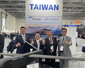 錦明實業（3230）受邀參與歐洲最具指標性的無人機與自主系統「XPONENTIAL Europe」展會，展出旗下VIPER與SABER兩大系列，涵蓋近距高機動至中長距任務需求，提供一體化、可靈活應用的無人機解決方案。右起台灣國防產業發展協會徐綬章秘書長、錦明實業蔡翔峰董事長、漢翔航空工業曹進平董事長、錦明實業簡豪廷總經理。（圖／錦明）