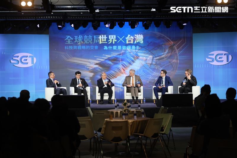 《鍍晶的心臟－AI之島》首映會多名大咖到場，經濟部政務次長何晉滄、法國在台協會主任龍燁、德國在臺協會處長迪嘉信、無任所大使黃欽勇、宏碁集團創辦人施振榮等重量級嘉賓皆出席。（圖／記者鄭孟晃攝影）