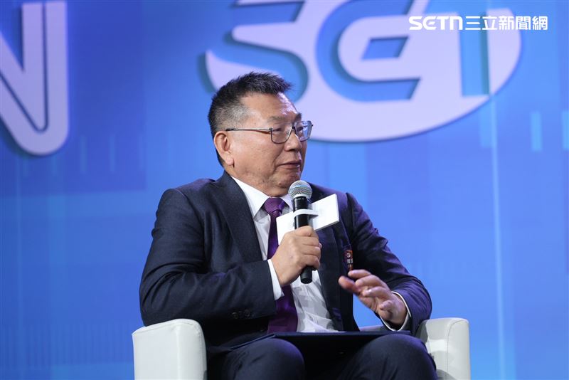 無任所大使黃欽勇出席「鍍晶的心臟AI之島」論壇,強調台灣在全球半導體與AI產業中的關鍵地位,並點出能源將成未來最大挑戰。(圖/記者鄭孟晃攝影)