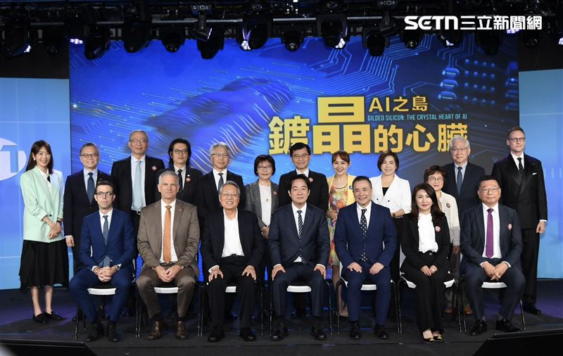 「鍍晶的心臟AI之島」紀錄片記者會登場,政商學界齊聚一堂,聚焦台灣AI戰略布局與全球角色,總統賴清德(前排左4)、三立集團董事長張榮華(前排右3)、總經理高明慧(前排右2)、副總經理白舒樺(後排右4)、財經台台長王志郁(後排右5)、台北101董事長賈永婕(後排左1)等人出席。(圖/記者鄭孟晃攝影)