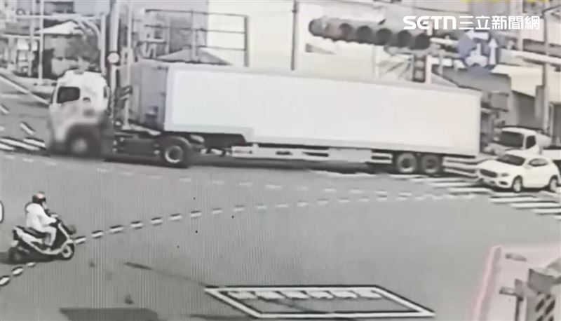 曳引車右轉疑似因為視線死角,與單車婦發生擦撞,驚悚畫面曝光。(圖/翻攝畫面)