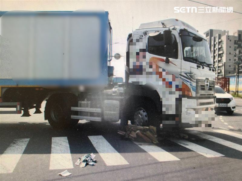 鄭姓婦人遭捲進曳引車車底慘遭輾過,送醫後仍在加護病房救治。(圖/翻攝畫面)