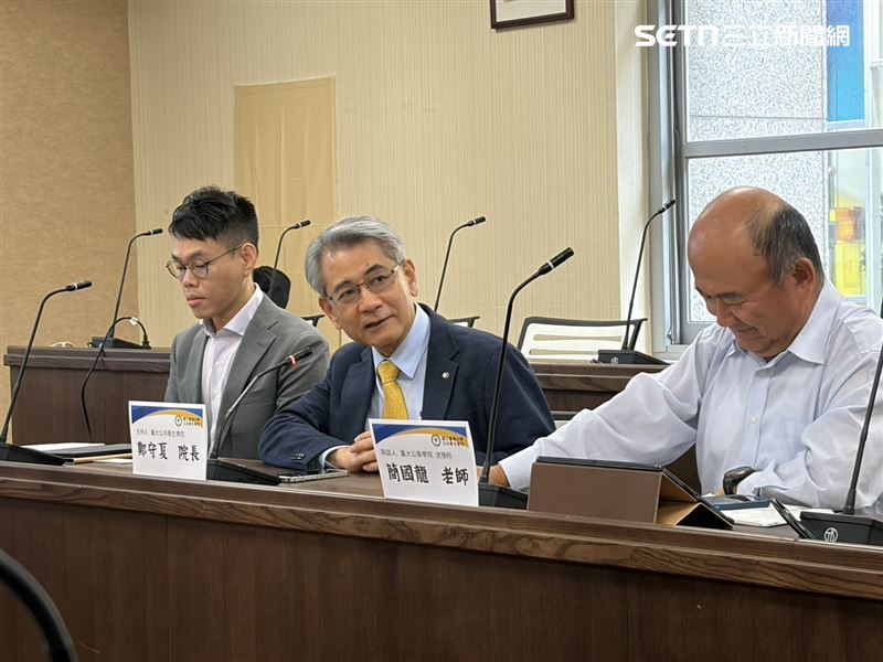 台大公衛學院院長鄭守夏(中)主持「限時進食,吃對時間更關鍵」記者會。(圖/記者簡浩正攝影)