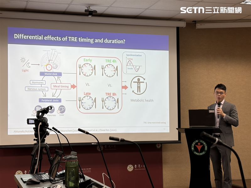 曾翎威說研究顯⽰,較早完成進⻝者,在體重與⾎糖控制上的表現明顯優於晚間進⻝者。相對⽽⾔,晚間進⻝的改善幅度較⼩。(圖/記者簡浩正攝影)