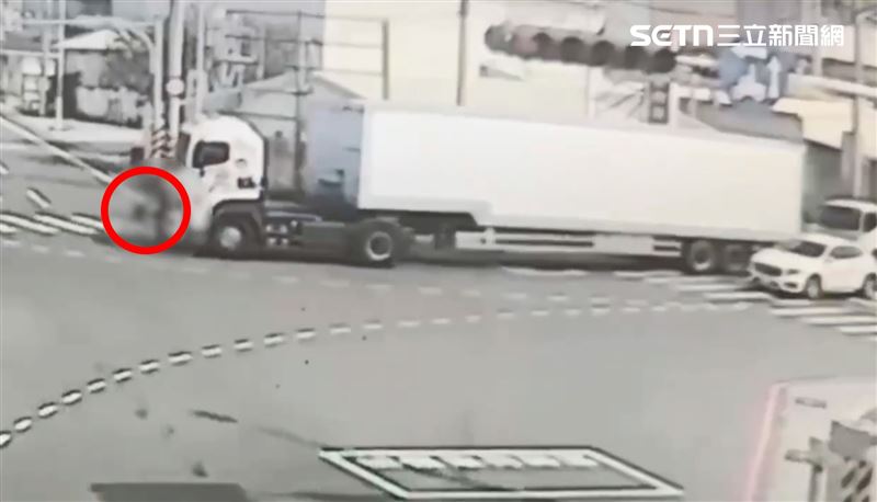 曳引車右轉疑似因為視線死角,與單車婦發生擦撞,驚悚畫面曝光。(圖/翻攝畫面)