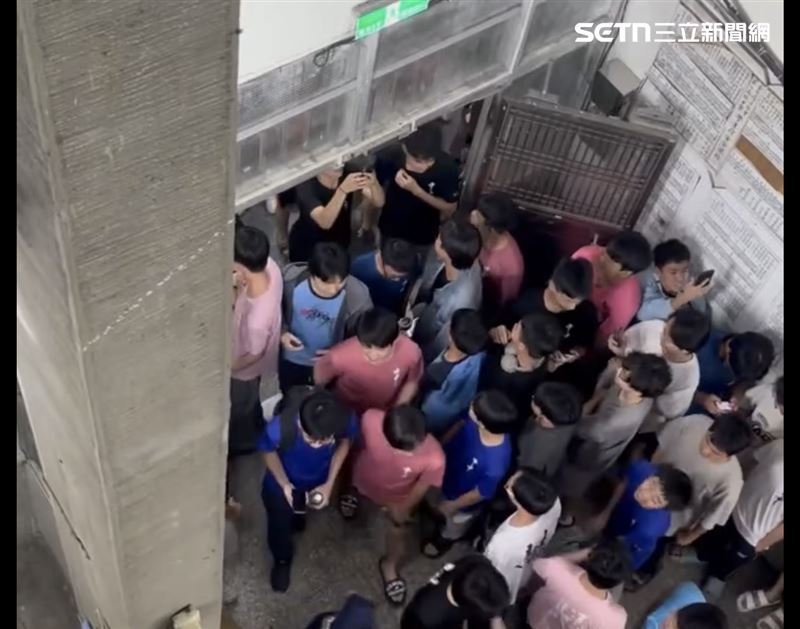 一名宿舍實習幹部在廣播時言論不當,引發正準備隔日考試的住宿生集體不滿,上百名學生衝出寢室聚集在中庭要求該幹部道歉。(圖/翻攝Threads)