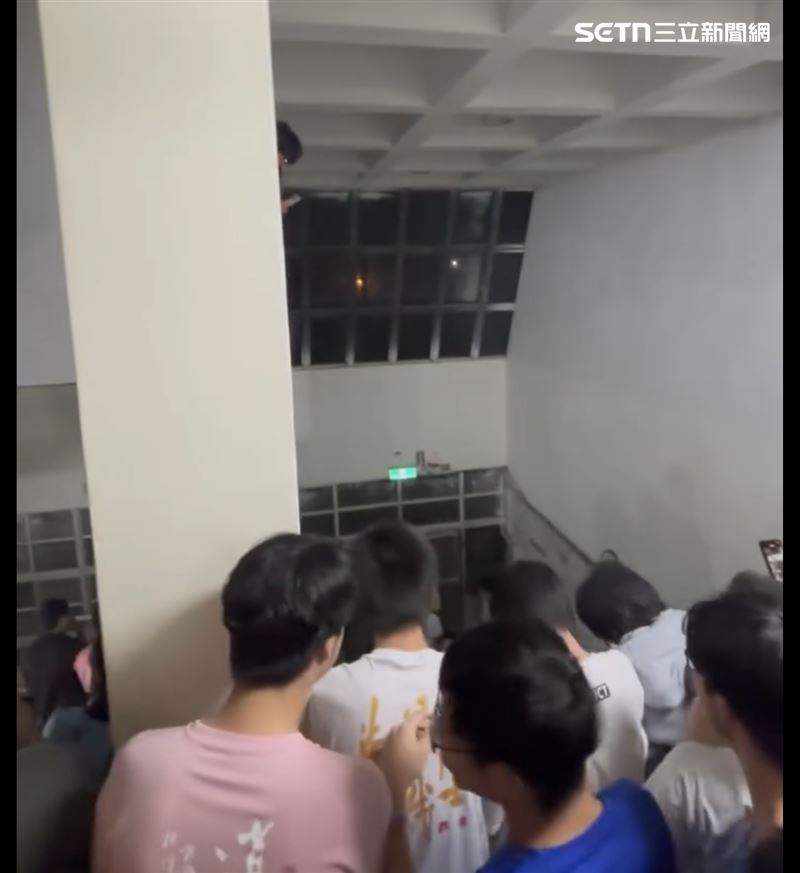 深夜的台中一中宿舍中庭擠滿了穿著校服與便裝的學生,現場群情激憤。(圖/翻攝Threads)