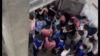 中一中宿舍深夜暴動　上百學生擠中庭抗議