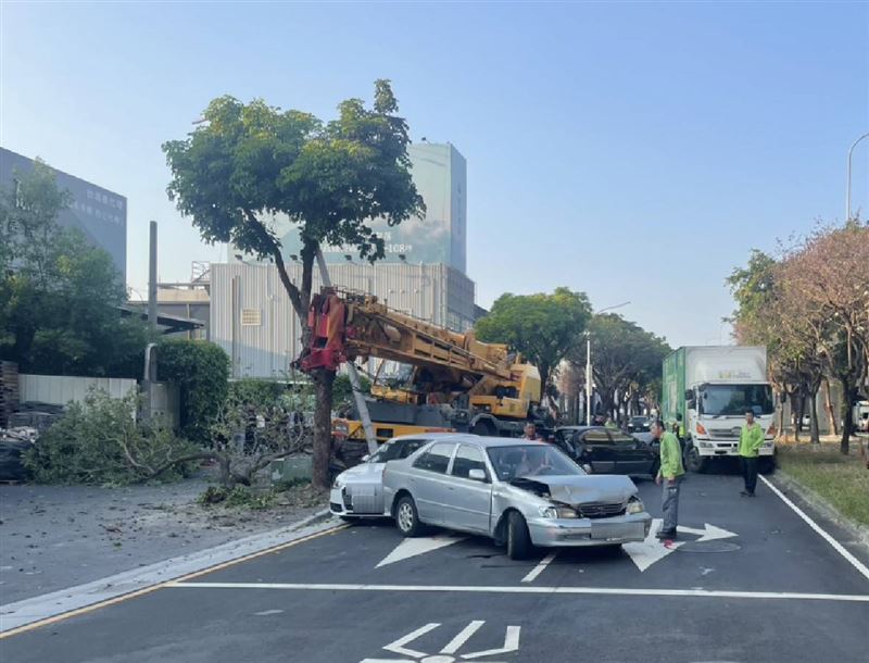 吊車猛力追撞上前方車輛,引發連環碰撞。(圖/翻攝畫面)