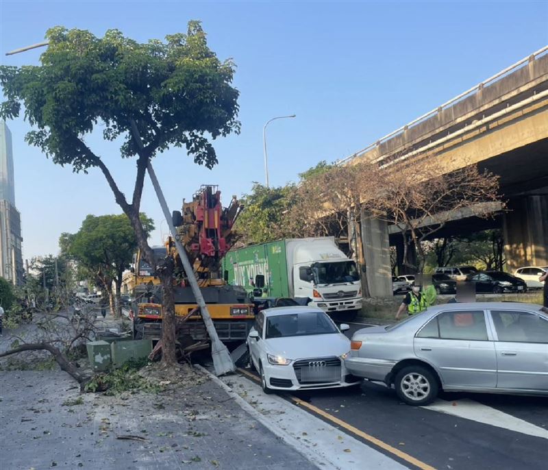 台中吊車疑因煞車失靈追撞前車,更撞斷路邊燈桿、路樹。(圖/翻攝畫面)