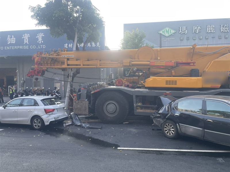 吊車疑因煞車失靈,高速追撞多輛車。(圖/翻攝畫面)