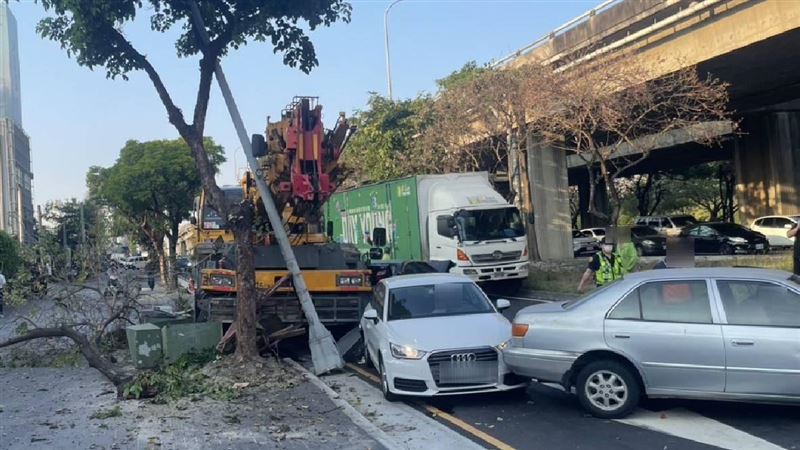 台中吊車「紅燈煞不住」撞6車路樹燈桿斷