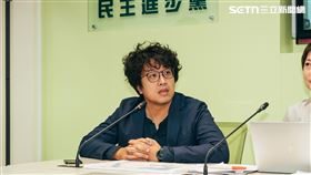 沈伯洋指出，為何軍購會變成習近平的談判籌碼，不就是因為軍購到現在才審？「我們創造籌碼去給習近平談，這個才是我們自己的危機」。（圖／記者楊士誼攝影）