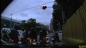一名爸爸日前開車載全家出遊，途中媽媽突然發現女兒出現眼神呆滯、嘴巴開開等疑似熱痙攣症狀，爸爸立即從浮洲橋下趕往板橋醫院，情急之下沿途鳴按喇叭、大喊借過，3分鐘內即趕抵板橋亞東醫院，爸爸為此發文感謝其他用路人的好心避讓，另表示如果有被檢舉，幾千塊可以救我小朋友，我還是願意的。（圖／翻攝自threads）