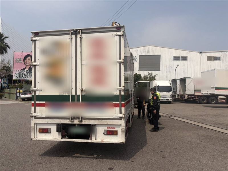 事故發生後，貨車駕駛嚇得說不出話。（圖／翻攝畫面）