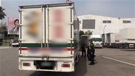 台中21歲女「追撞重擊大貨車」倒血泊中慘死！司機嚇傻：不知怎麼發生（圖／翻攝畫面）