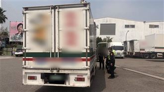 台中21歲女「追撞重擊大貨車」倒泊中慘死