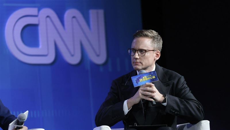 三立集團今(26)舉辦「鍍晶的心臟AI之島」紀錄片記者會。上午場嘉賓對談由CNN主播Will Ripley主持,與談人包括經濟部政次何晉滄、法國在台協會主任龍燁、德國在台協會處長狄嘉信、無任所大使黃欽勇、宏碁創辦人施振榮暢談台灣如何用科技串聯全球,進行「經濟外交」、「榮邦計劃」。無任所大使黃欽勇更深度剖析台灣科技地位重要性,而經濟部次長何晉滄則點出,台灣政府會全力支援我國的科技發展,成為全球「鍍晶的心臟AI之島」。施振榮倡議「榮邦計畫」:科技出海為國力延伸,輸出 Know-how 促區域繁榮(圖/記者鄭孟晃攝影)