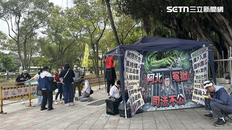 小草北院外集結 高喊「柯文哲清清白白」