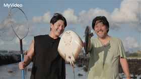 《愛德華李與柳秀榮：海鮮狂熱》由《黑白大廚》愛德華李（右）搭檔男星柳秀榮（左）走訪韓國品嚐在地海味美食。（圖／台灣大哥大MyVideo提供） 