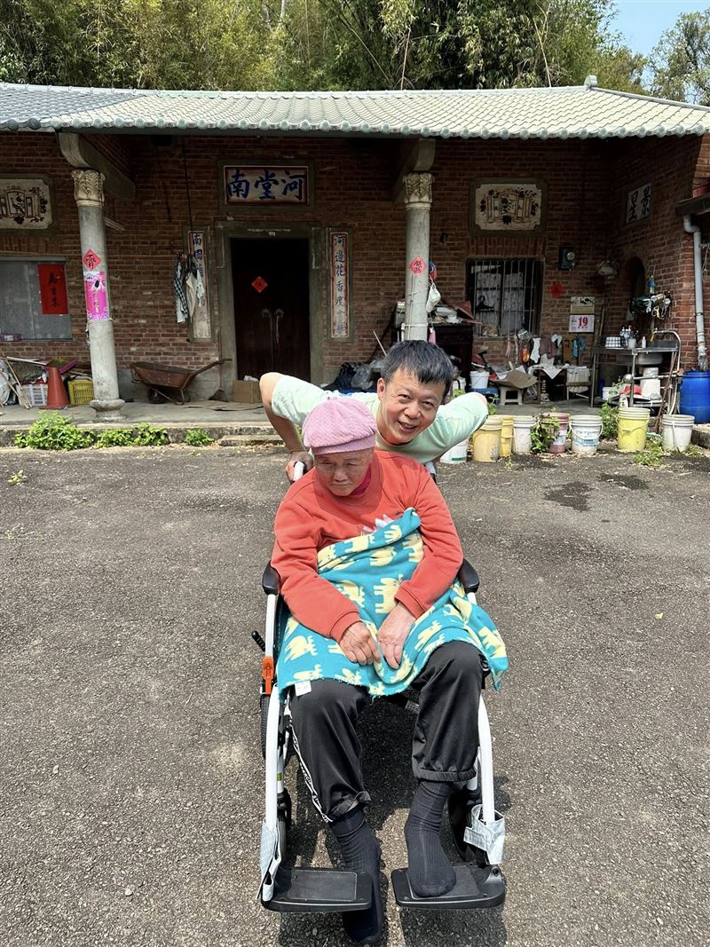 邱寶郎被誤會是日前意外過世的邱姓主持人，緊急發文透露行蹤。（圖／翻攝自臉書）