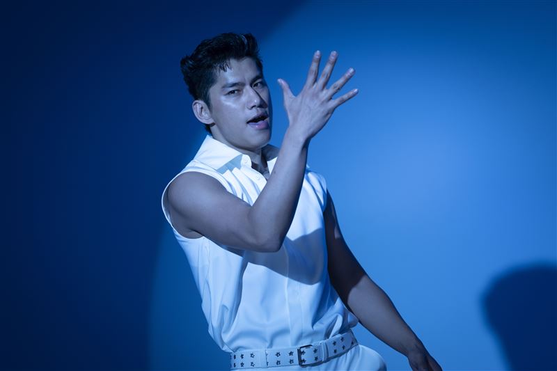 朱軒洋挑戰偶像苦練唱跳、彈吉他，被老師封「音痴」。（圖／公視提供）