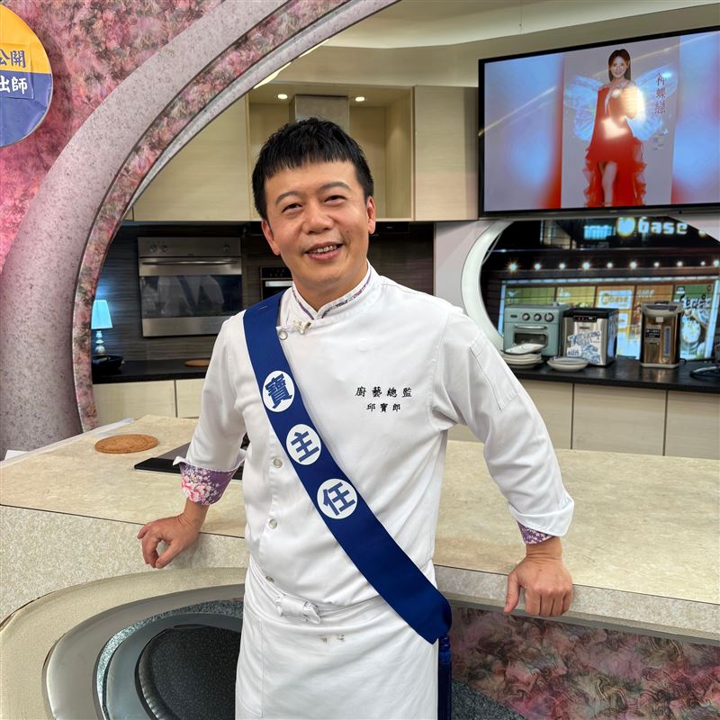 《型男大主廚》的名廚班底「寶寶師傅」邱寶郎被誤會是日前意外過世的邱姓主持人。（圖／翻攝自臉書）