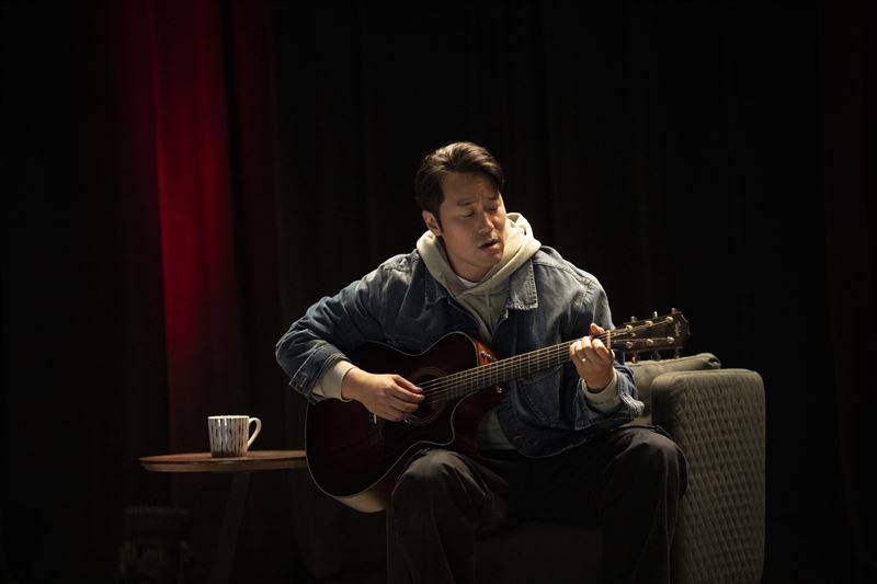 張孝全演中年過氣歌手自嘲「變油了」，坦言學習離開舞台：「有點真情流露」。（圖／公視提供）