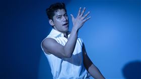 朱軒洋挑戰偶像苦練唱跳、彈吉他，被老師封「音痴」。（圖／公視提供）