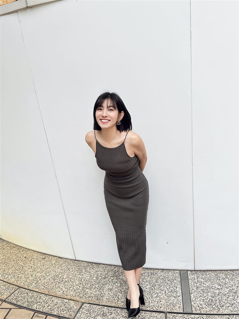 米可白貼出全新穿搭，表示最近又瘦了一些，秀出健康曲線破萬人讚賞。（圖／翻攝自臉書）