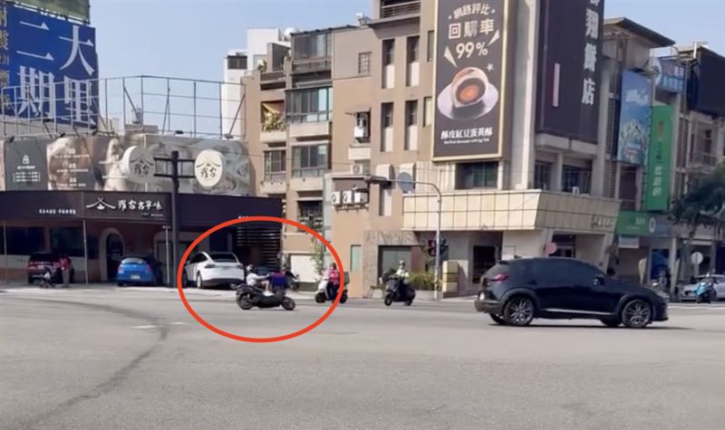 男童經常向其他用路人逼車，還會罵髒話比中指。（圖／翻攝自Threads @timouo1107）