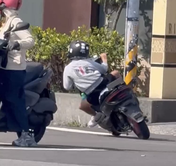 小六童違規大迴轉且大幅度傾斜「壓車」。（圖／翻攝自Threads @timouo1107）