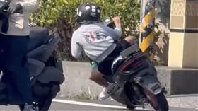 台中,大里,12歲,小六童,小猴,無照,壓車,過彎,微型電動二輪車（圖／翻攝自Threads @timouo1107）