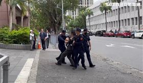 台北地方法院針對柯文哲涉貪等案宣判17年有期徒刑、褫奪公權6年，不過在宣判前，就有小草意圖衝撞北檢，遭警方架離。（圖／毒者提供）