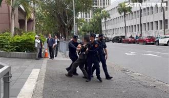 柯文哲遭判17年　小草欲闖進北檢遭警架離