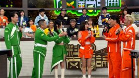 左起為黃鐙輝、邰智源、君白、斐棋、羅時豐、KID。（圖／麥卡貝網路電視提供）