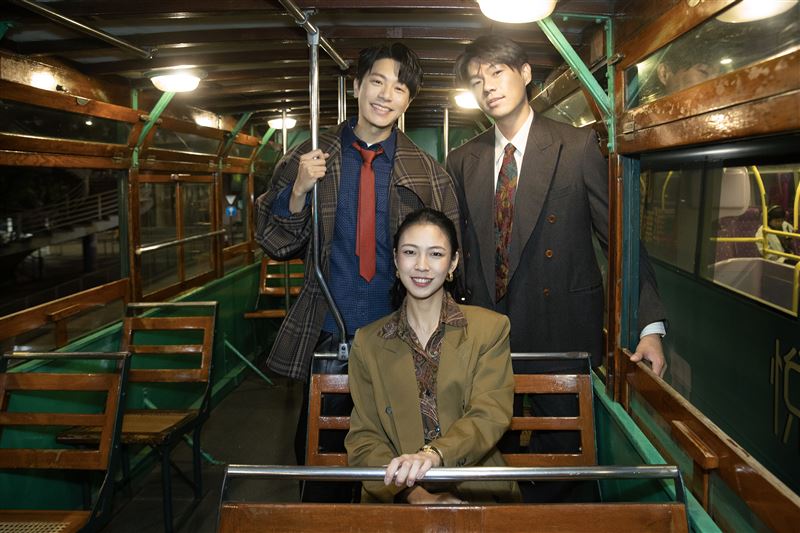 韋禮安MV全程在香港的叮叮車上拍攝，韋禮安(後排左起)、柯煒林；馬士媛(前排) 。（圖／索尼音樂提供）