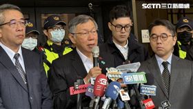 ▲柯文哲在律師團陪同下，赴法務部遞狀請求針對北檢檢察長王俊力、主任檢察官江貞諭，以及時任北檢檢察官的林俊言，送檢評會進行評鑑。（圖／記者楊佩琪攝）