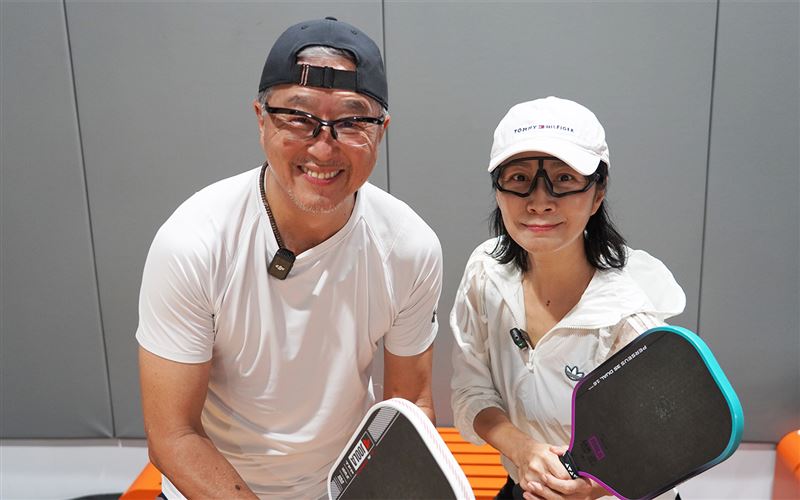 王偉忠發現方文琳真的很有運動細胞，經過短短練習就能上場打雙打。（圖／金星文創提供）