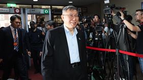 京華城案　柯文哲到庭聽判（2）前台北市長柯文哲涉及京華城、政治獻金等4大案，台北地檢署求刑28年6月，台北地院26日下午進行一審宣判，柯文哲（中）在民眾黨主席黃國昌（左）陪同下到庭聽判。中央社記者吳家昇攝　115年3月26日