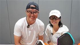 王偉忠發現方文琳真的很有運動細胞，經過短短練習就能上場打雙打。（圖／金星文創提供）