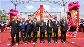 典禮由中鋼公司陳守道總經理(左4)與台灣高鐵公司陳惠裕總經理(右4)共同主持點燈祈福儀式揭開序幕，包括：聯鋼營造工程公司陳奕龍總經理(左3)、中興工程顧問公司余信遠總經理(左2)、亞新工程顧問公司黃士彰副總經理(左1)等各界貴賓共襄盛舉。（圖／高鐵提供）