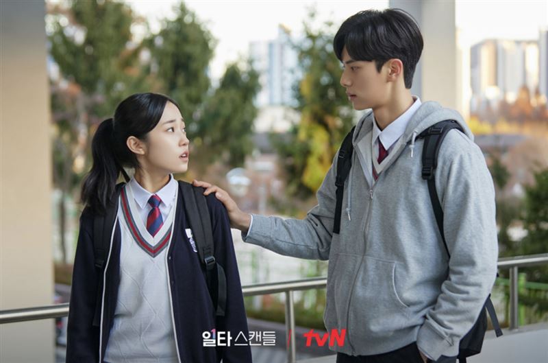 李彩玟（右）與盧允瑞（左）在《浪漫速成班》是相當受歡迎的CP。（圖／翻攝自tvN網站）