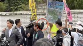 柯文哲,北院,民眾黨,支持貪污除罪化,小草,失控,出拳,狂揍（圖／翻攝畫面）紅圈