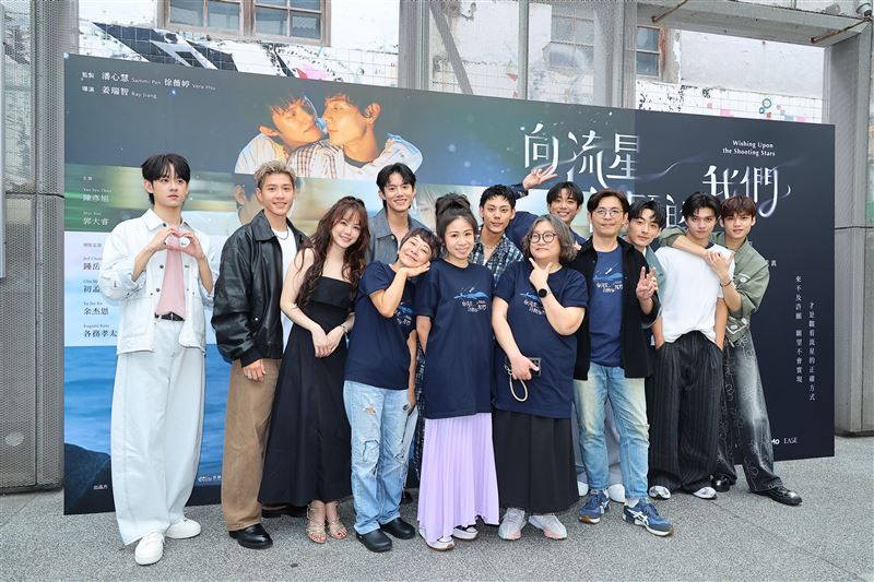 鍾岳軒、初孟軒、余杰恩、各務孝太、曹蘭、陳彥旭、郭大睿等人一同出席《向流星許願的我們》記者會。（圖／記者鄭孟晃攝影）