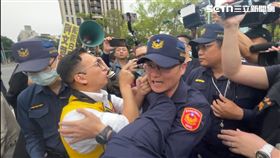 台北市議員候選人游智彬丟水球抗議，還與警方爆發拉扯衝突。（圖／記者楊忠翰攝影）