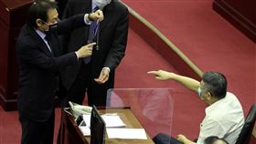 王世堅送柯文哲玩具魔戒（1）台北市長柯文哲（右白衣者）16日下午至市議會進行施政報告，民進黨籍議員王世堅（左）在柯文哲報告前先發言，並準備一只玩具魔戒要送給柯文哲。中央社記者張新偉攝  110年9月16日