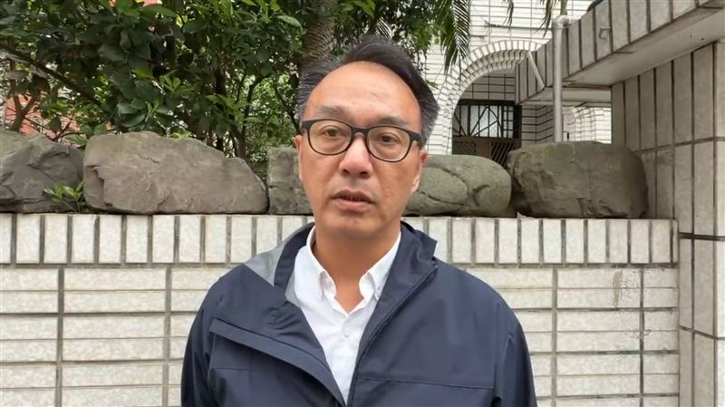 民眾黨新竹市議員李國璋,今(26日)前往柯媽家探視。(圖/翻攝畫面)