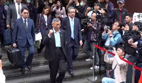 柯文哲結束一審宣判庭訊離開北院（圖／翻攝畫面）